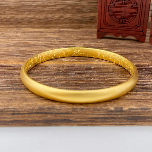 【限时克减150元】足金油亮古法空心固口外光内百福手镯泥鳅背手镯(面宽约5.6-6.1mm，厚度约3.1mm)(AIGFSZ00670-3)（预售产品下单后不退款不退货不换货不补差价） 商品图1