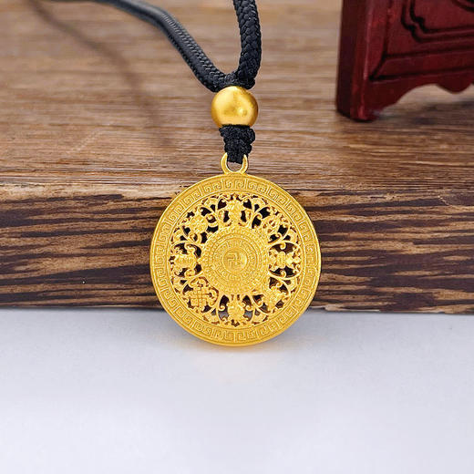 足金999.9 #八宝罗盘 #小红书 古法挂绳空心镂空八宝罗盘吊坠（面宽约18.3mm，含珠子）(ANWZGFDZ00200-5)预售产品下单后不退款不退货不换货不补差价 商品图1