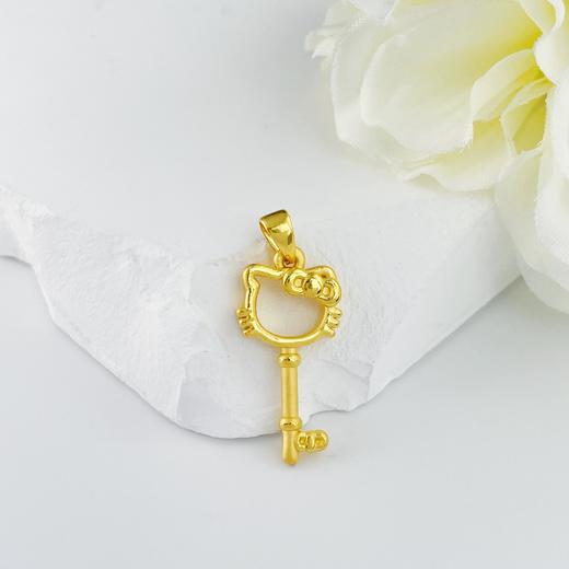 【限时7.5折】【定价黄金】足金 #小红书 3D硬金镂空卡通Hellokitty凯蒂猫钥匙吊坠(V3DDZ00139)（预售产品下单后不退款不退货不换货不补差价） 商品图0