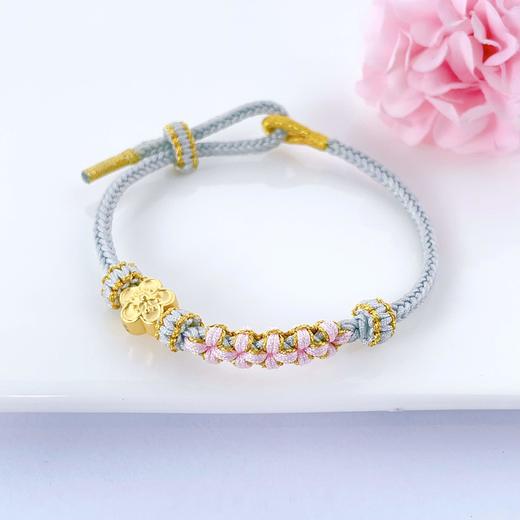 【限时7.5折】【定价黄金】足金 #招桃花 3D硬金桃花手串粉色花结浅灰绳调节成品手串(AJ3DSC00003)（预售产品下单后不退款不退货不换货不补差价） 商品图3