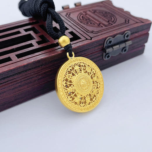 【限时克减128元】足金999.9 #八宝罗盘 #小红书 古法挂绳空心镂空八宝罗盘吊坠（面宽约23.3mm，含珠子）(ANWZGFDZ00200-6)预售产品下单后不退款不退货不换货不补差价 商品图2