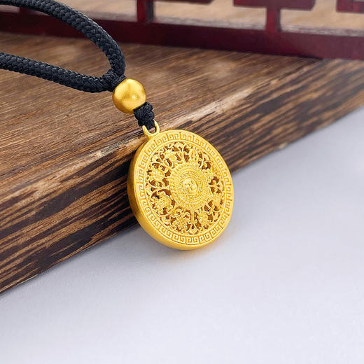 足金999.9 #八宝罗盘 #小红书 古法挂绳空心镂空八宝罗盘吊坠（面宽约18.3mm，含珠子）(ANWZGFDZ00200-5)预售产品下单后不退款不退货不换货不补差价 商品图2