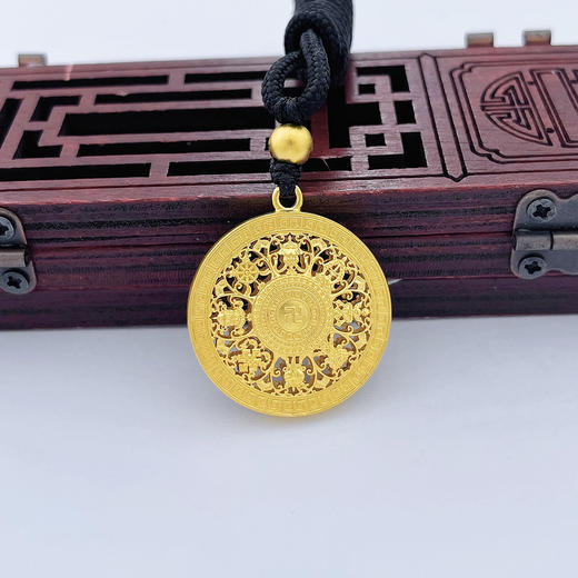 【限时克减128元】足金999.9 #八宝罗盘 #小红书 古法挂绳空心镂空八宝罗盘吊坠（面宽约23.3mm，含珠子）(ANWZGFDZ00200-6)预售产品下单后不退款不退货不换货不补差价 商品图1