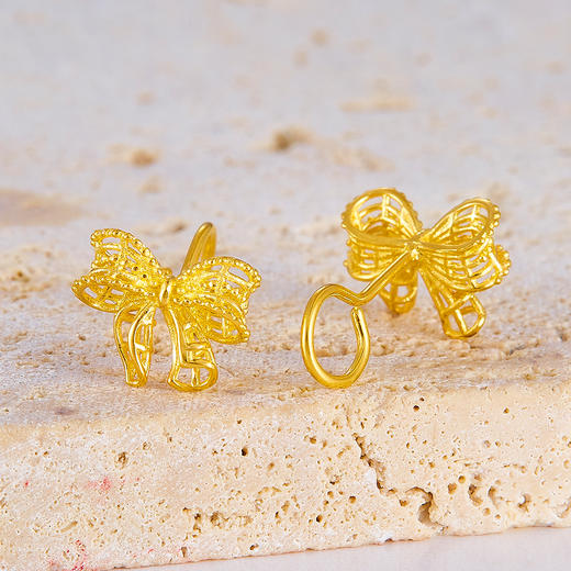 【限时克减150元】足金999 (足金999字印)5G黄金左右对称镂空蝴蝶结时尚耳钉(5GES00078)预售产品下单后不退款不退货不换货不补差价 商品图1