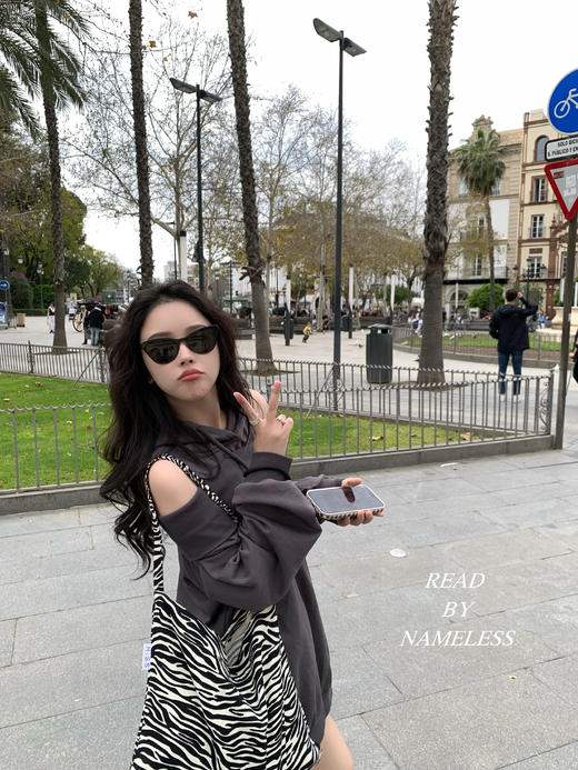 Read Nameless /西班牙灰色露肩卫衣 商品图10