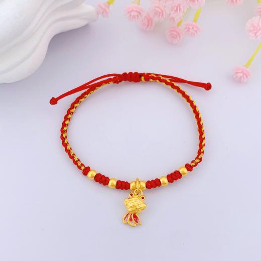 【限时7.5折】【定价黄金】足金 3D硬金烤漆小金鱼年年有余间珠红绳调节产品手串(AA3DSC00434)（预售产品下单后不退款不退货不换货不补差价）（预售产品下单后不退款不退货不换货不补差价） 商品图0