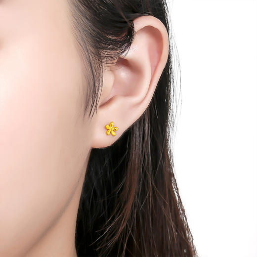 周六福黄金耳饰女款花朵足金时尚小耳钉耳环计价花瓣喷砂面正品 商品图3