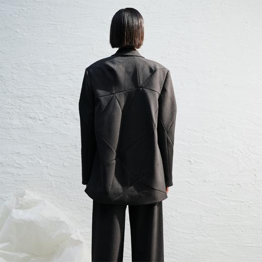 LIYIHAN结构折纸廓形西装 Y241T00182 商品图3
