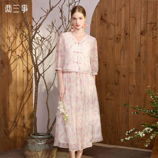 两三事朵朵沁香2024夏新款复古蕾丝拼接盘扣印花两件套女时尚套装 商品图0