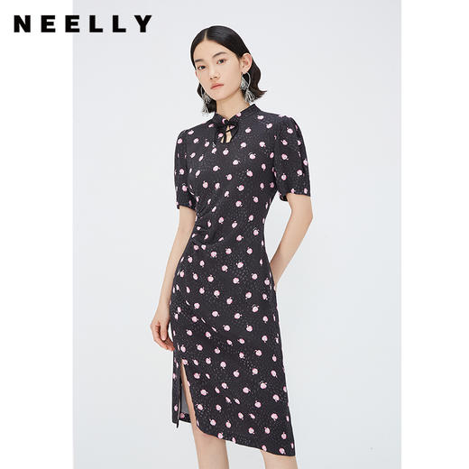 NEELLY纳俪商场同款立领盘扣短袖连衣裙女印花收腰褶皱开叉中长裙 N24042Y01053 商品图1
