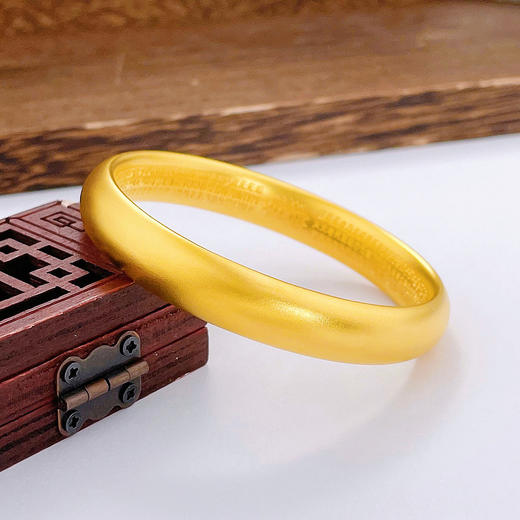 足金999.9 【油亮版本】古法空心固口外光内莲花心经手镯泥鳅背手镯(面宽约9.7-10.1mm，厚度约4.9mm)(AIGFSZ00642)预售产品下单后不退款不退货不换货不补差价） 商品图0