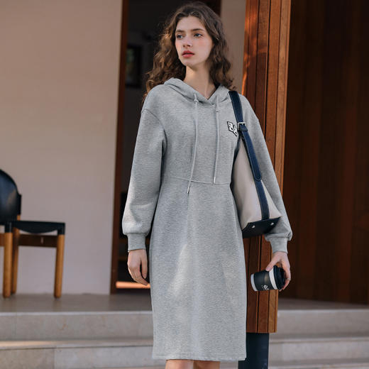 OLrain欧芮儿浅灰色休闲连衣裙女春季2024年新款收腰连帽针织裙 商品图1