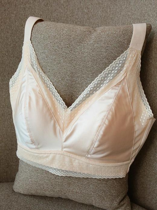 商场在售~贵妇峰度内衣！皇家即视感 内“芯”添加了蚕丝蛋白纤维的内衣，软到心里
四排扣强收副乳 稳定性增强！一秒告别背后多层赘肉！

久穿无勒痕，有效抚平背部赘肉，不管是健身 还是跑步都会 商品图6