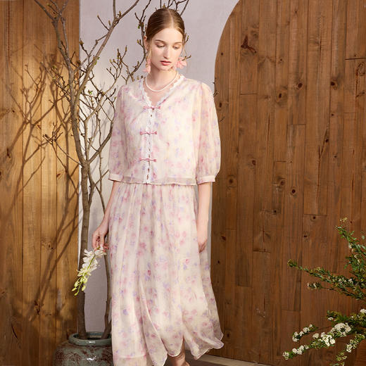 两三事朵朵沁香2024夏新款复古蕾丝拼接盘扣印花两件套女时尚套装 商品图2