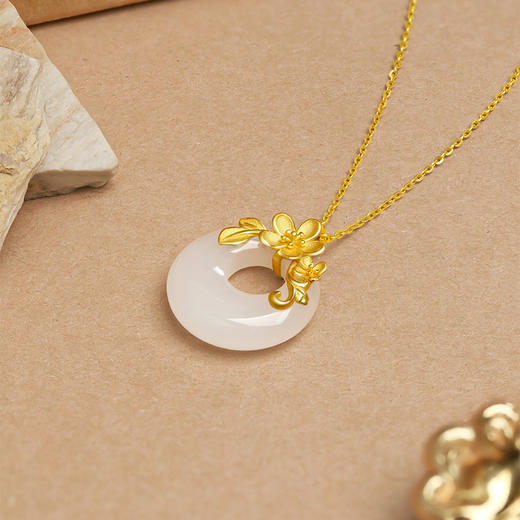 周六福和田玉吊坠女金镶玉足金平安扣梅花白玉坠挂件节日礼物 商品图3