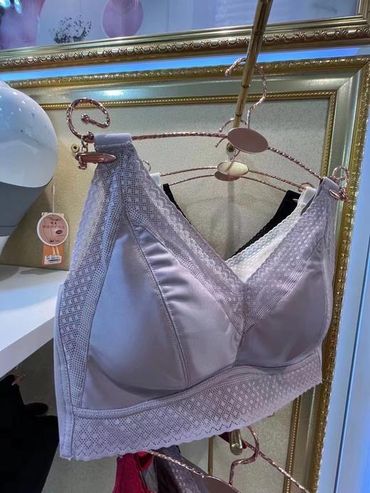 商场在售~贵妇峰度内衣！皇家即视感 内“芯”添加了蚕丝蛋白纤维的内衣，软到心里
四排扣强收副乳 稳定性增强！一秒告别背后多层赘肉！

久穿无勒痕，有效抚平背部赘肉，不管是健身 还是跑步都会 商品图8