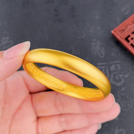 足金999.9 【油亮版本】古法空心固口外光内莲花心经手镯泥鳅背手镯(面宽约9.7-10.1mm，厚度约4.9mm)(AIGFSZ00642)预售产品下单后不退款不退货不换货不补差价） 商品图3