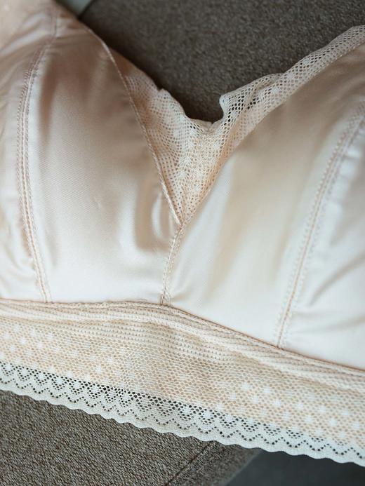 商场在售~贵妇峰度内衣！皇家即视感 内“芯”添加了蚕丝蛋白纤维的内衣，软到心里
四排扣强收副乳 稳定性增强！一秒告别背后多层赘肉！

久穿无勒痕，有效抚平背部赘肉，不管是健身 还是跑步都会 商品图5