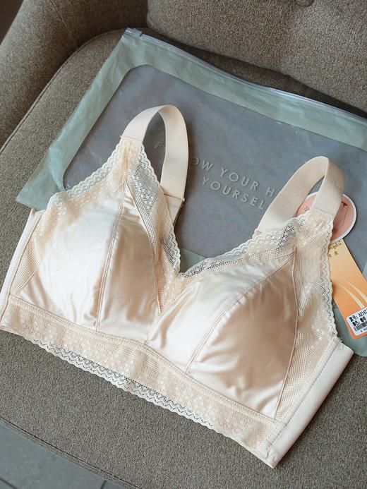商场在售~贵妇峰度内衣！皇家即视感 内“芯”添加了蚕丝蛋白纤维的内衣，软到心里
四排扣强收副乳 稳定性增强！一秒告别背后多层赘肉！

久穿无勒痕，有效抚平背部赘肉，不管是健身 还是跑步都会 商品图4