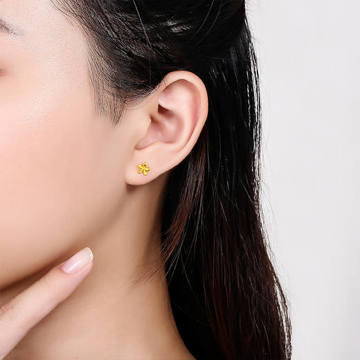 周六福黄金耳饰女款花朵足金时尚小耳钉耳环计价花瓣喷砂面正品 商品图4