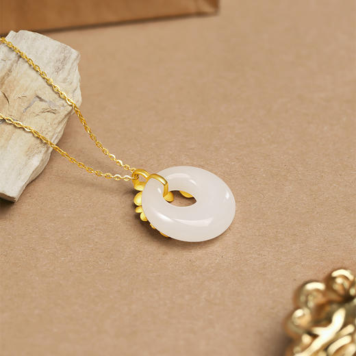 周六福和田玉吊坠女金镶玉足金平安扣梅花白玉坠挂件节日礼物 商品图4