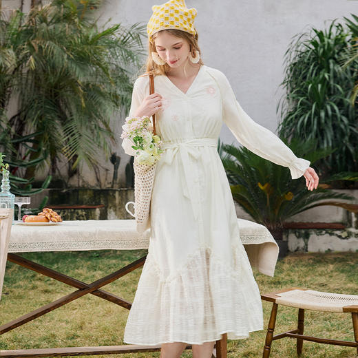 两三事飞鸟集2024夏季新款复古新中式刺绣v领荷叶边绑带连衣裙 商品图2