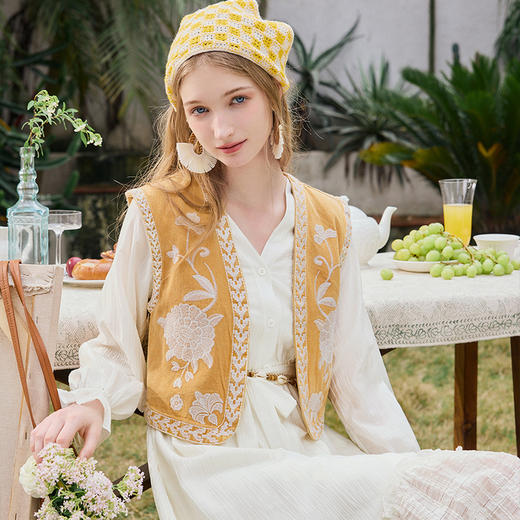 两三事飞鸟集2024夏季新款复古新中式刺绣v领荷叶边绑带连衣裙 商品图4