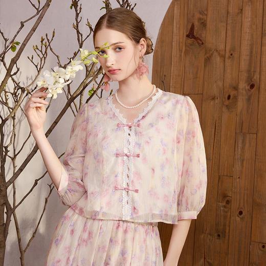 两三事朵朵沁香2024夏新款复古蕾丝拼接盘扣印花两件套女时尚套装 商品图1