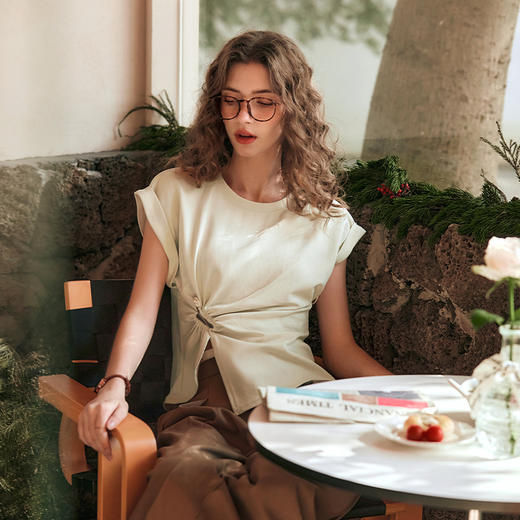 OLrain欧芮儿奶茶色T恤女早春2024新款百搭别致不规则短袖上衣 商品图1