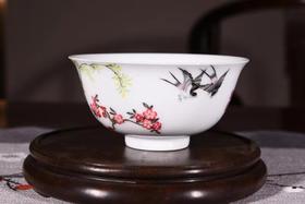 珐琅彩杏林春燕碗