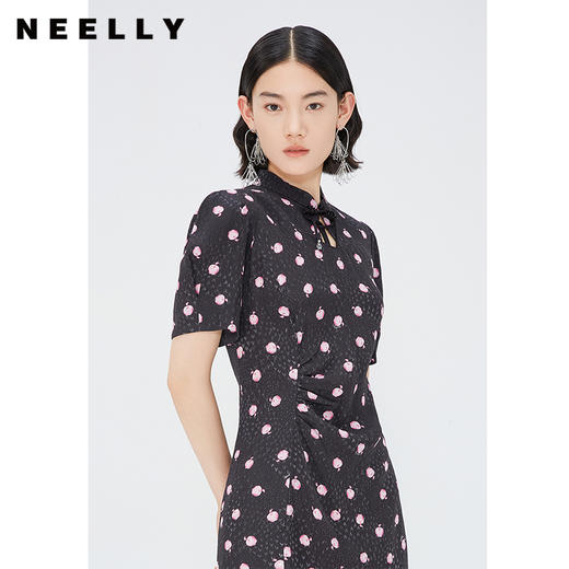 NEELLY纳俪商场同款立领盘扣短袖连衣裙女印花收腰褶皱开叉中长裙 N24042Y01053 商品图2