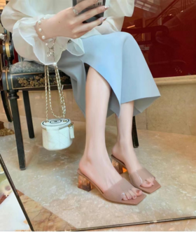 🔥【品牌直发ROAADN真皮法式粗跟方头凉鞋9171-1】♦️1品牌定制的三层复合鞋底，巨防滑！ ♦️2轻便又抗造💕！既保证了鞋子的轻盈舒适，💥又防滑耐磨～ 