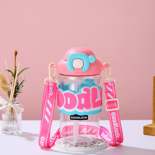 【新潮运动，随手杯 ！】新款随手杯夏季大容量塑料水杯，便携高颜值背带儿童带吸管水杯，一键弹盖 方便快捷食用级硅胶吸管 饮用放心-QQ 商品图7