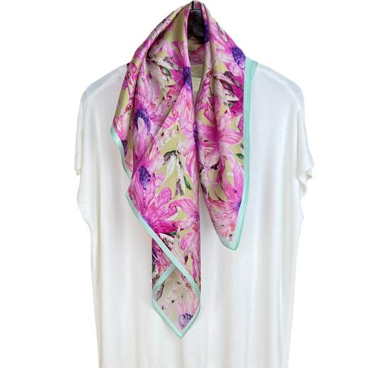 ZL- ZS2021122413 成都太古里法式小众设计真丝碎花丝巾拼接撞色桑蚕丝70方巾 商品图4