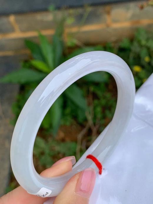 【云意轩珠宝上新】圈口：56.5，冰种翡翠淡晴水圆条手镯，编号2108，附鉴定证书 商品图2