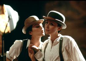  《轻舔丝绒》——情与欲的梦境 