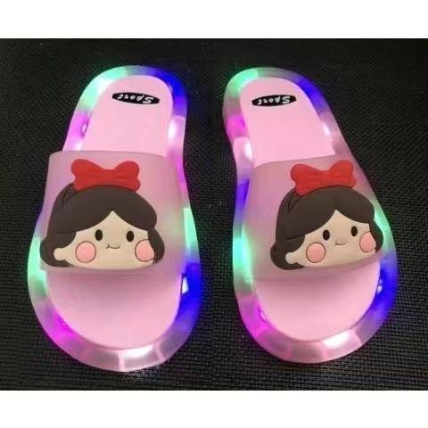【会发光！每个小朋友都无法抗拒】网红发光儿童拖鞋时尚水晶鞋闪亮灯彩灯光男女中小童会发亮凉拖鞋 商品图5