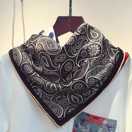 【甄珠贝·时尚高级感系列】70*70cm意大利风波点腰果花双面异色丝巾礼盒套装 商品图4