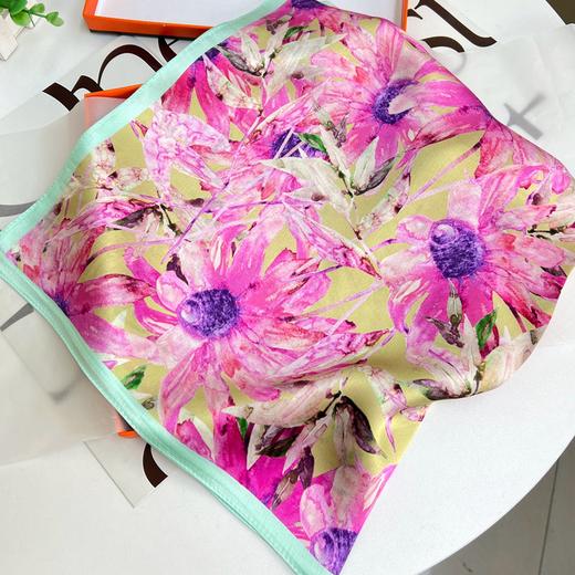 ZL- ZS2021122413 成都太古里法式小众设计真丝碎花丝巾拼接撞色桑蚕丝70方巾 商品图0