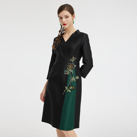 MC831斯尔丽2024春季新款V领撞色拼接手工钉珠优雅气质收腰显瘦连衣裙 商品图2