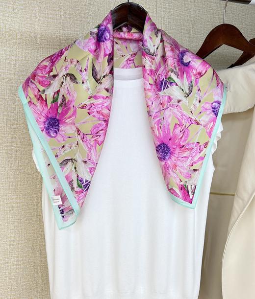 ZL- ZS2021122413 成都太古里法式小众设计真丝碎花丝巾拼接撞色桑蚕丝70方巾 商品图1