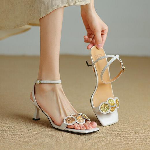 【预售5天】牛皮方头花朵露趾高跟鞋，一字扣带银色细跟凉鞋DYJ&CB8871 商品图1