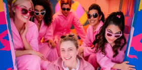  《芭比》最妙的设定：她们的世界里，男性不是必需品 