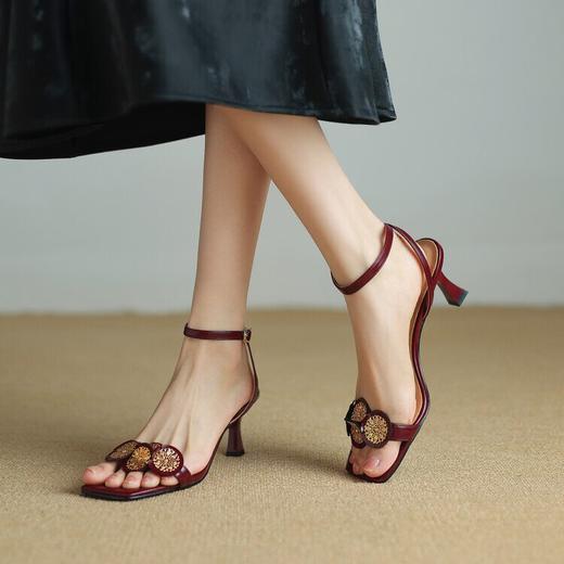 【预售5天】牛皮方头花朵露趾高跟鞋，一字扣带银色细跟凉鞋DYJ&CB8871 商品图2