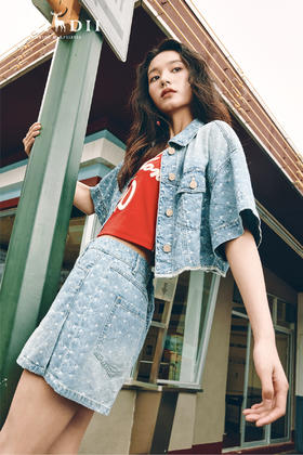 牛仔芭比轻松拿捏酷感，出挑比例勾勒少女气场