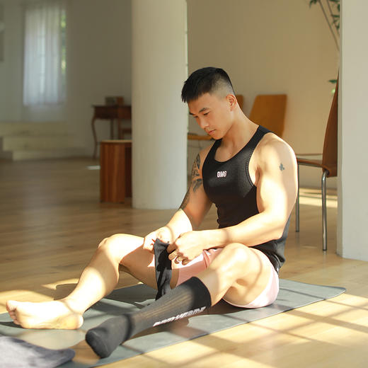 OMG潮牌 跑步速干弹力紧身训练运动背心男士无袖健身衣服纯色夏季J-EMBX1655 商品图1