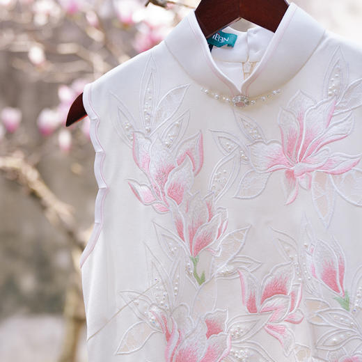 荷言HEYEN玉兰吟米白玉兰花刺绣珍珠水晶真丝无袖改良旗袍高定制 商品图3