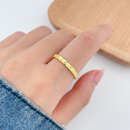 【限时克减150元】足金999 #小红书 #固口戒指 #碎碎冰 (足金999字印)5G黄金实心圈戒(5GJZ00788)（预售产品下单后不退款不退货不换货不补差价） 商品图2