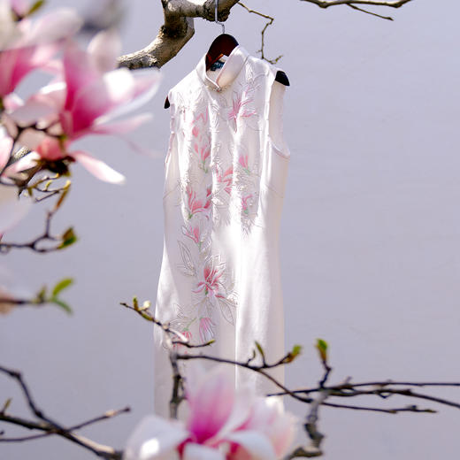 荷言HEYEN玉兰吟米白玉兰花刺绣珍珠水晶真丝无袖改良旗袍高定制 商品图1