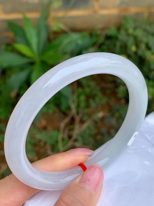 【云意轩珠宝上新】圈口：56.5，冰种翡翠淡晴水圆条手镯，编号2108，附鉴定证书 商品图0